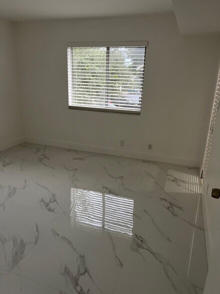 Building Photo - 505 Gardens Dr