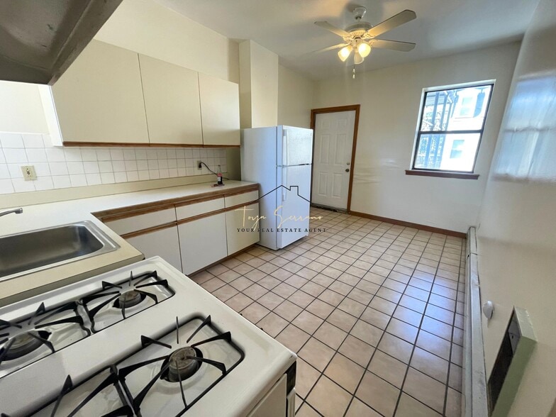 Building Photo - 369 Centre St