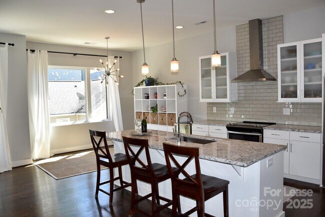 Building Photo - 916 Westbrook Dr