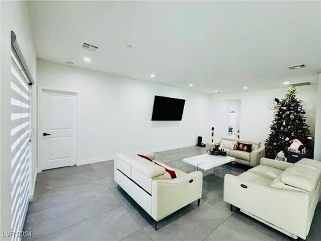 Building Photo - Fully Furnished 4BR + RV Garage
