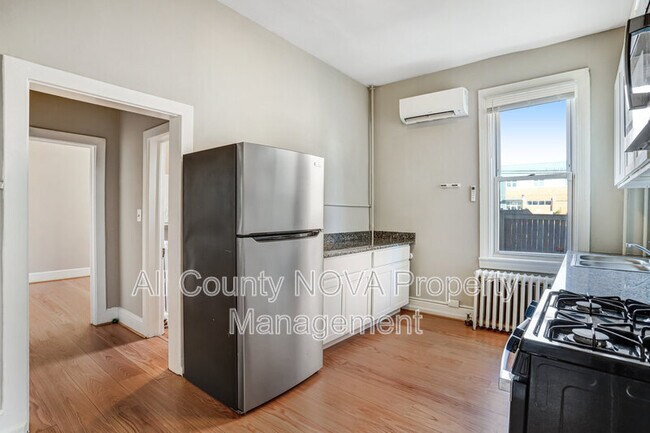 Building Photo - 305 9th St