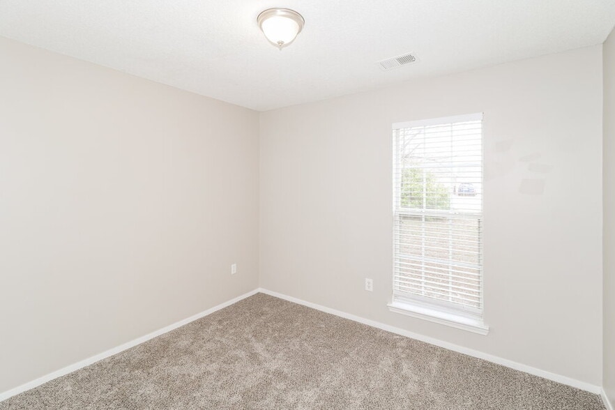 Building Photo - 10125 Oak Run Dr S