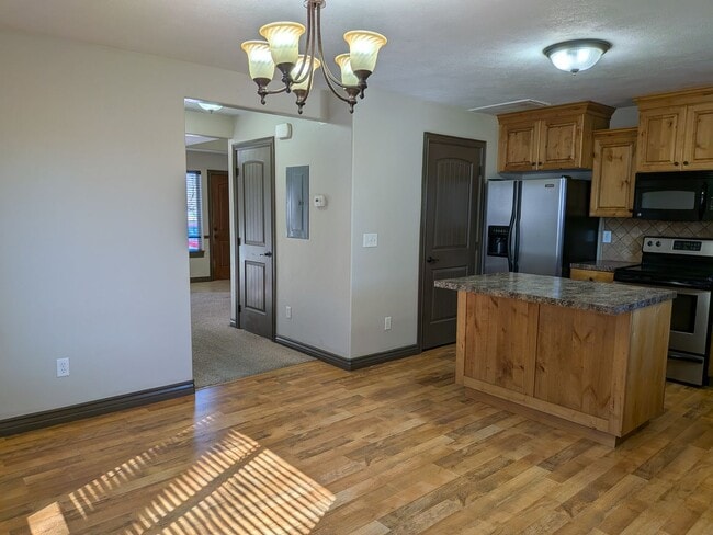 Building Photo - 3 bed 1.5 bath IMMACULATE END-UNIT Townhome in the Meadows