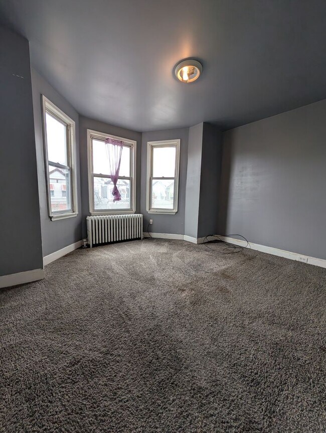 Building Photo - Well-maintained home.