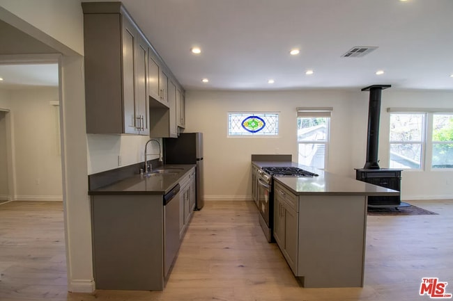 Interior Photo - 1127-1135.5 Vista