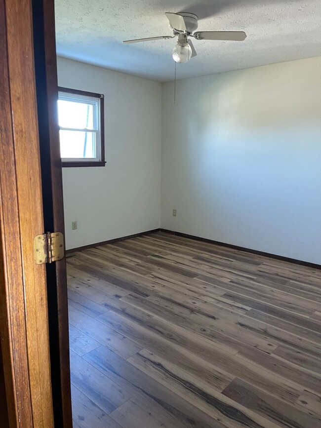 Building Photo - 3 BEDROOM 1.5 BATHROOM TOWNHOUSE FOR RENT