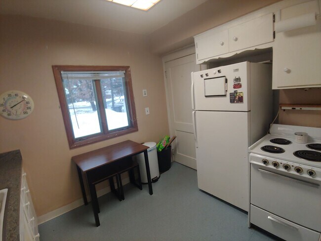 Building Photo - AVAILABLE JUNE 1ST - 2 BED 1 BATH NEAR CAMPUS