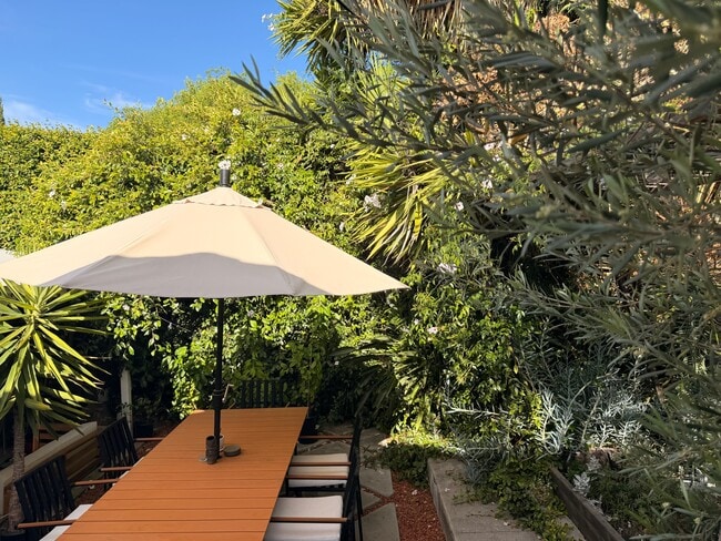 Building Photo - 957 N Avenue 49