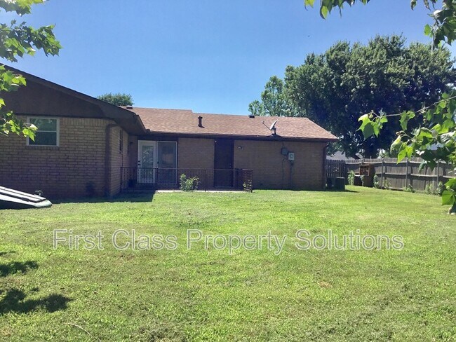 Building Photo - 2807 S Estate Dr