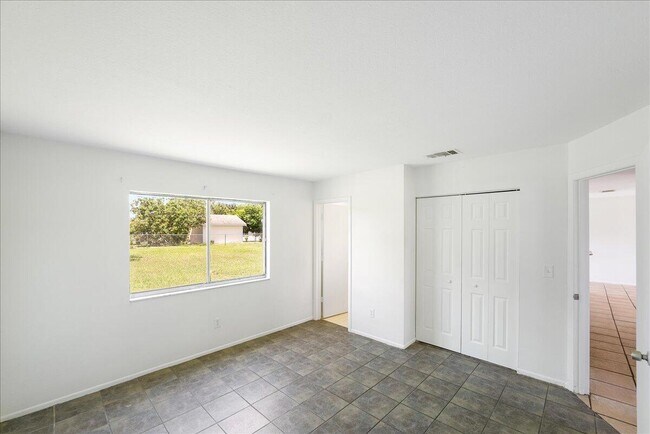 Building Photo - 849 SW Belmont Cir