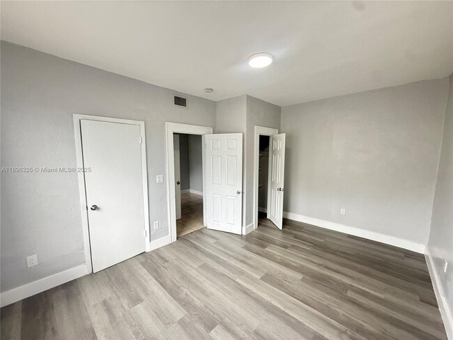 Building Photo - 301 SW 10th Ave