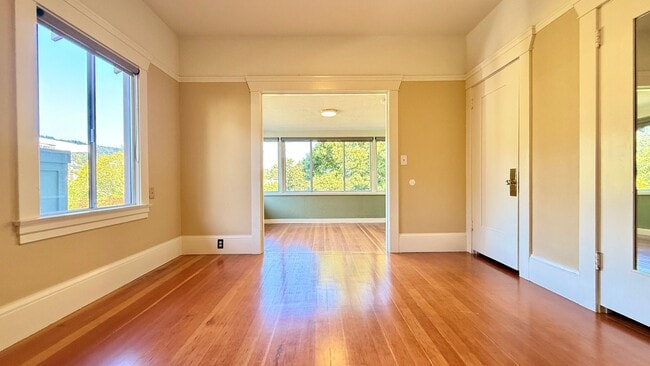 Building Photo - Glenview Craftsman Home with Exquisite Yard