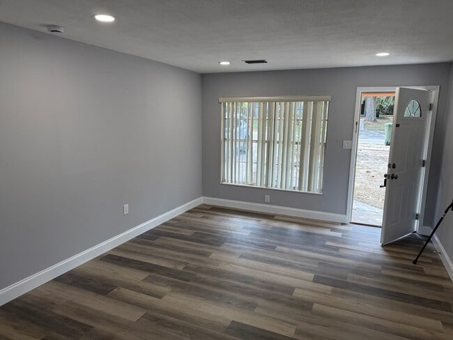 Building Photo - Water View - Remodeled 4 bedroom and 2 bath -  Sunroom