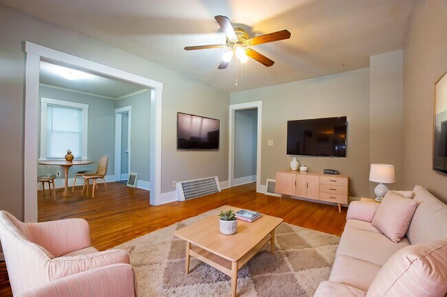 Building Photo - 2 Bedroom / 1 Bath Duplex with Garage in Askarben!
