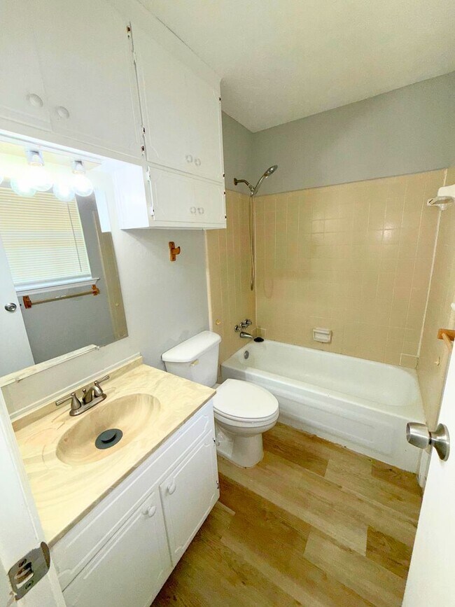 Building Photo - AVAILABLE NOW!!!