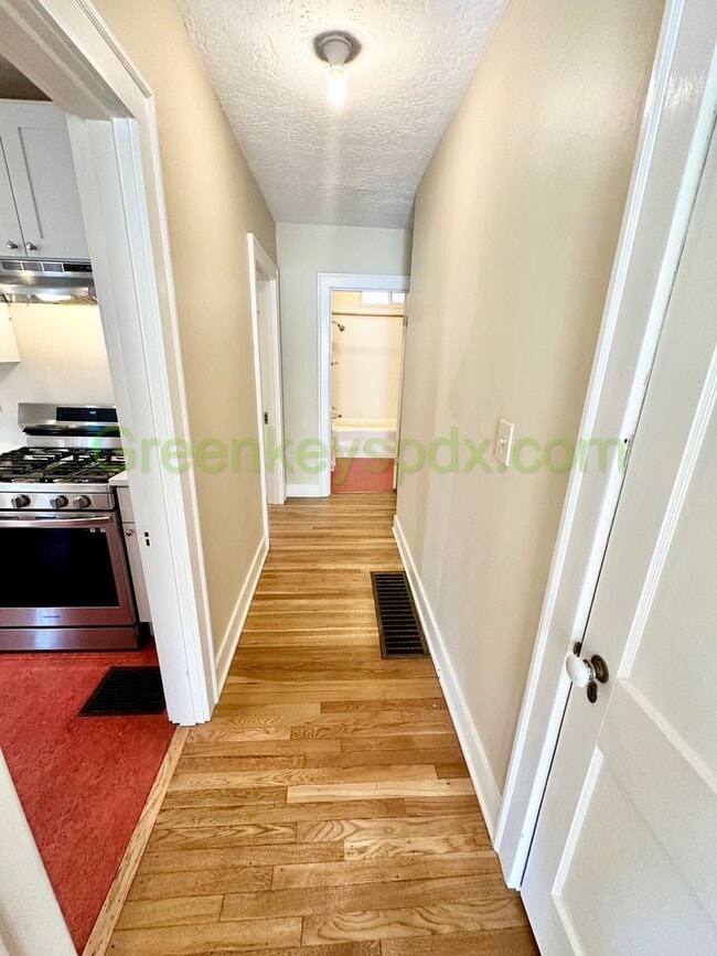 Building Photo - 3 Bed 1 Bath Unit in Ne Portland