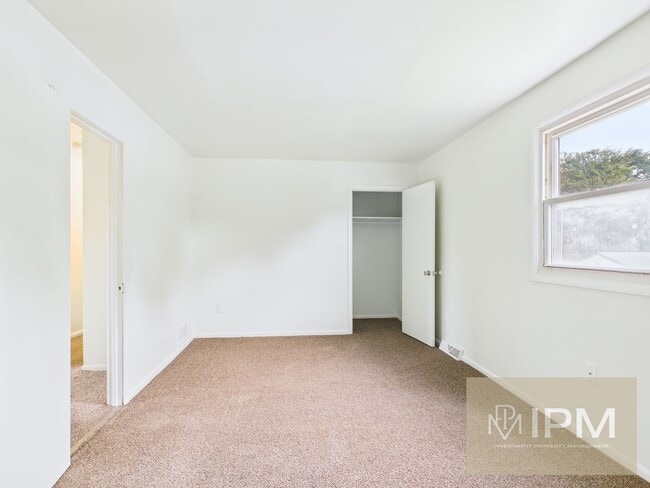 Building Photo - Available Now! Cozy 3 Bedroom, 1 Bath Town...