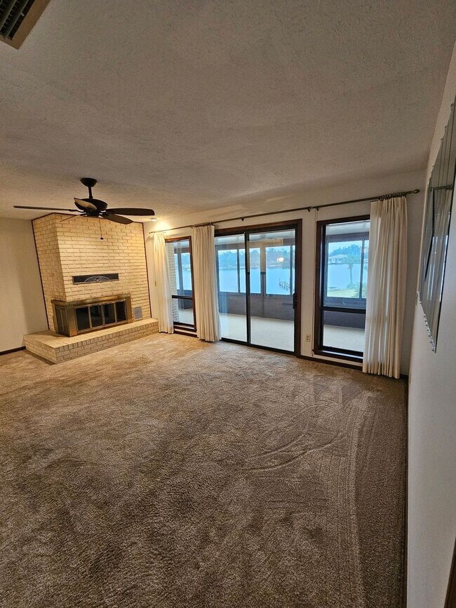 Building Photo - Peaceful, Entertainer's Dream on the Waterfront in Beautiful Donalson Point!