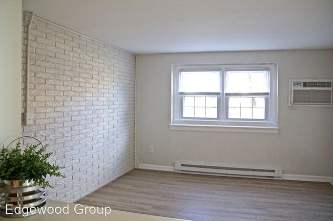 Building Photo - 1370 Smith St