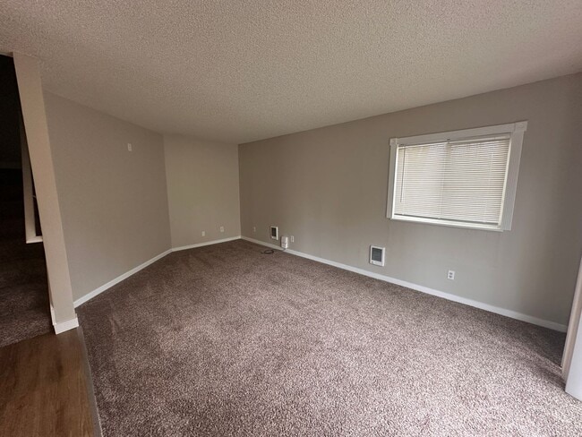 Building Photo - 912-916 NE Hacienda Ct