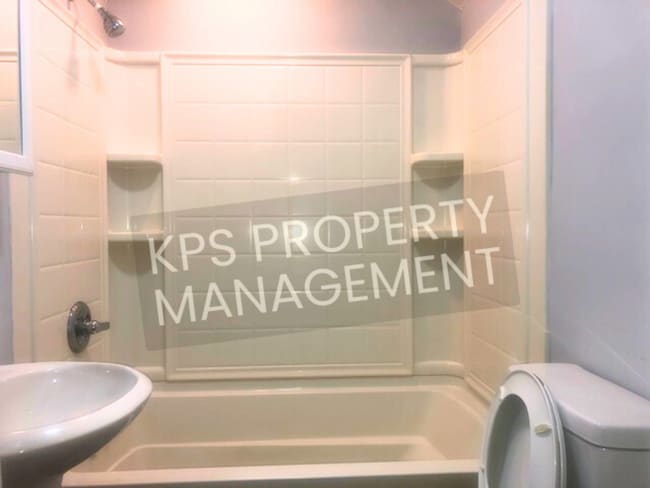 Building Photo - 833 S Green St