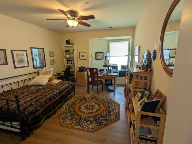 Second Bedroom / Office - 225 W Pastorius St