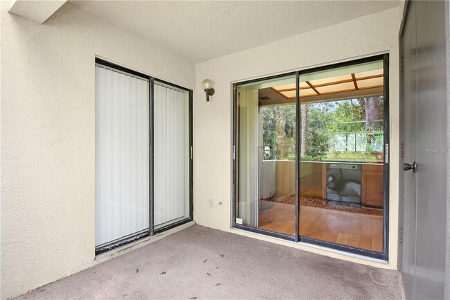 Building Photo - 135 Woodlake Wynde