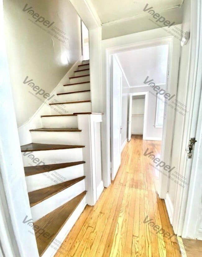 Building Photo - Charming 4-Bed Home with Fireplace & Hardw...