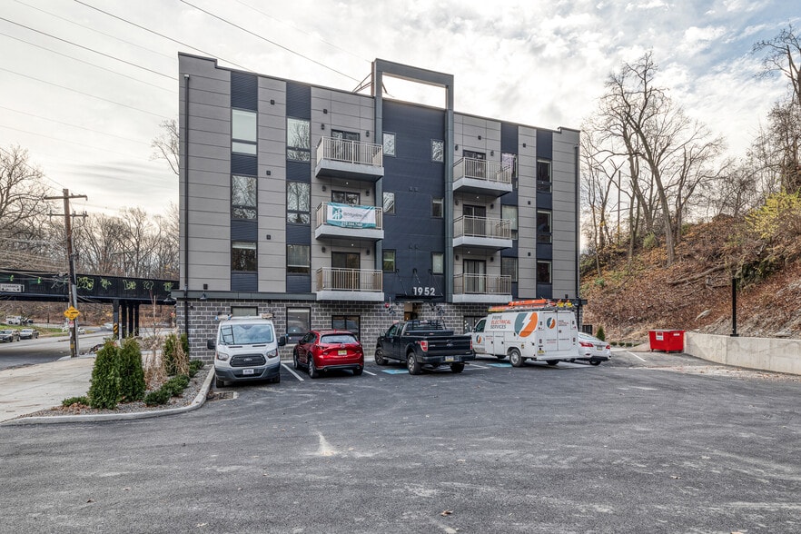 Building Photo - 1952 Bryn Mawr Ave