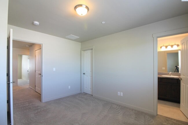 Building Photo - 3 Bed/2 Bath Townhouse in Kennewick