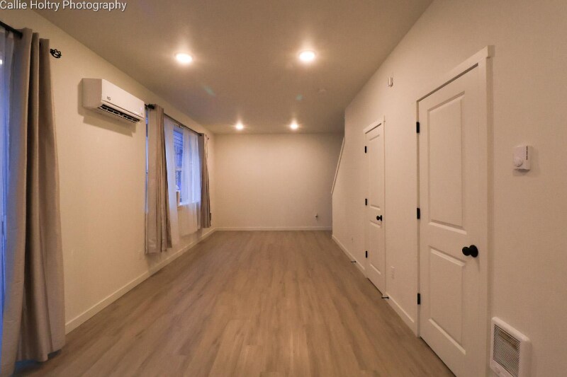 Building Photo - 12096 SE Pine St