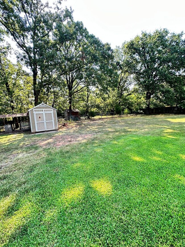 Building Photo - Heart of Benton on just under an acre of lot!
