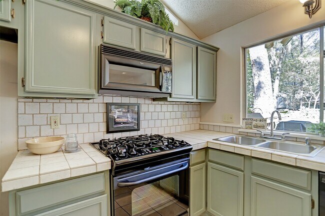 Building Photo - 12 Fairmeade Bend Dr