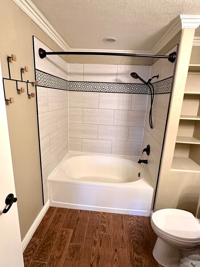 Building Photo - Fantastic Brick Commons condo in ideal loc...
