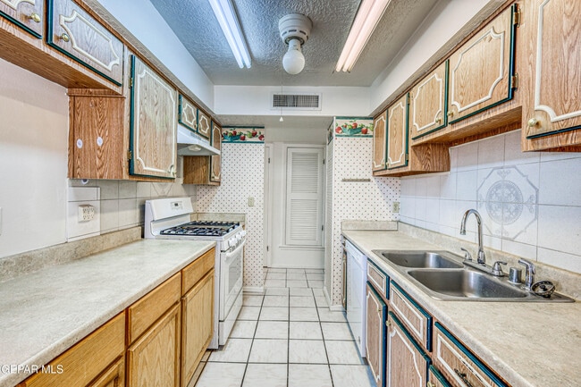 Building Photo - 3008 Gaston Dr