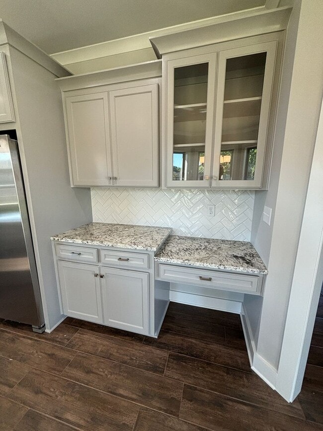 Building Photo - Like new.. GORGEOUS TIBURON BEAUTY.. Close to Barksdale Air Force Base.