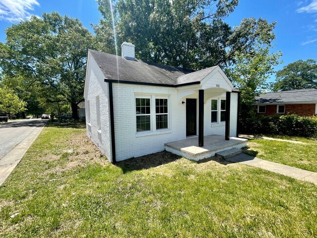 Building Photo - Freshly renovated 3 Bed 1 Bath Home Near UNCG!