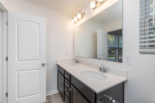 Building Photo - 3BD Townhome Convenient to Hwy 74/ Minutes to Bypass- AVAILABLE MARCH 2026