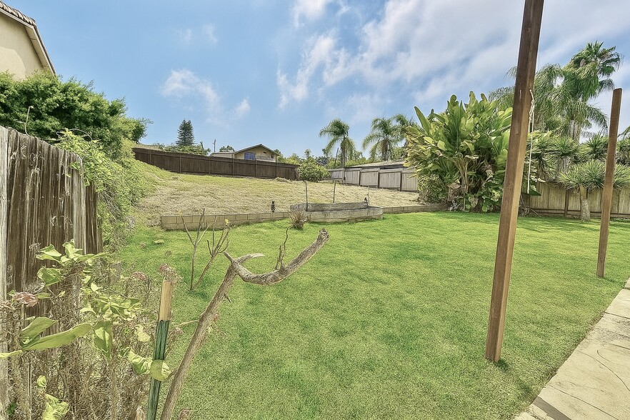 Huge Back yard - 781 Saxony Rd