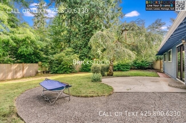 Building Photo - Find Your Perfect Oasis in Redmond! Stunni...