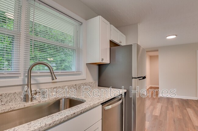 Building Photo - 1406 Ridgewood Dr