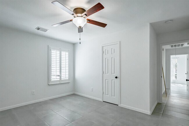 Building Photo - 15806 Land View Dr