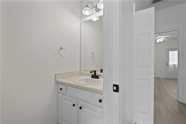 Building Photo - Spacious 3-Bedroom Townhouse in Prime Savannah Location, Move-in Special: FREE RENT for December!!