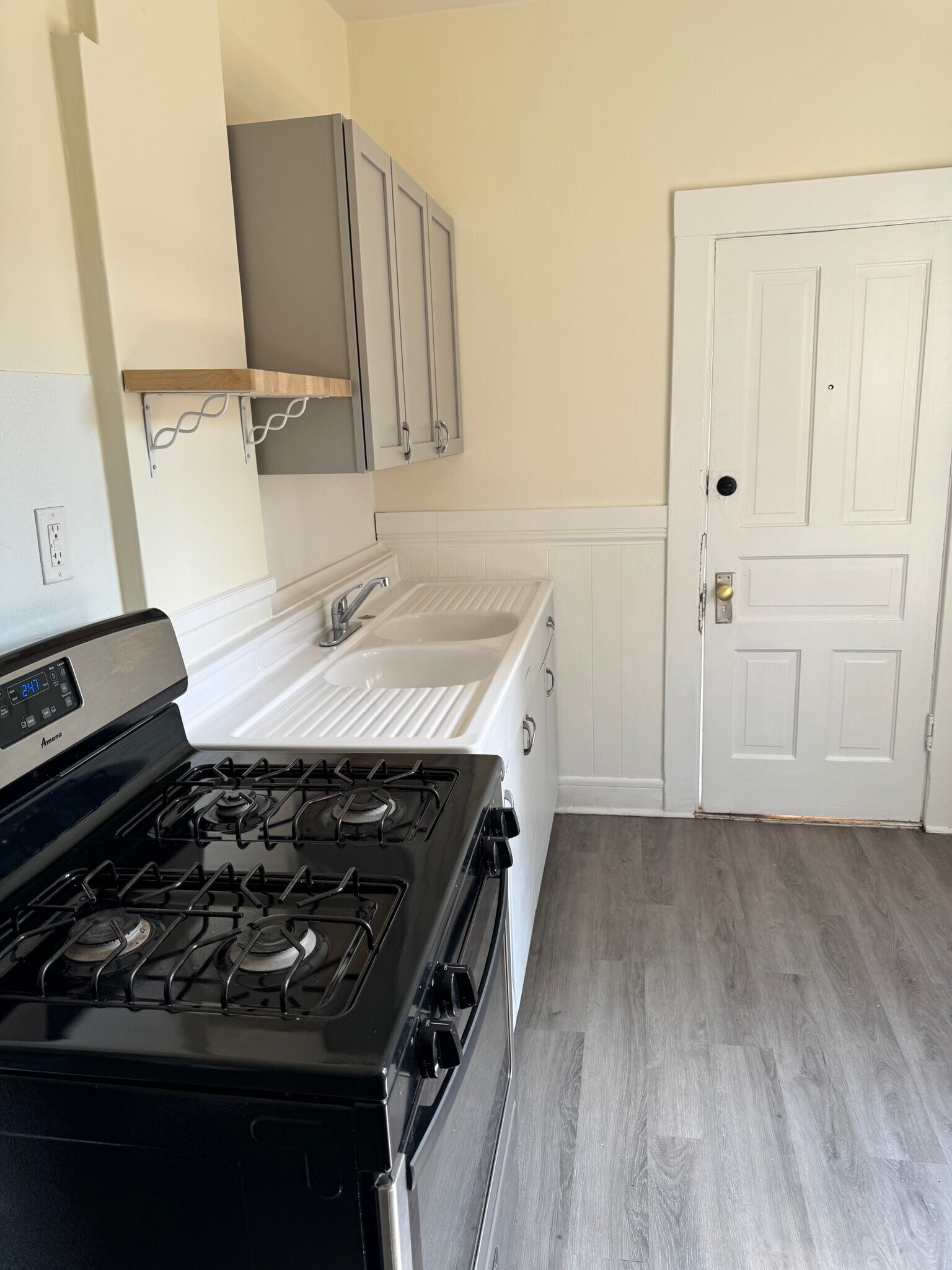 Building Photo - 1560 Wealthy St SE