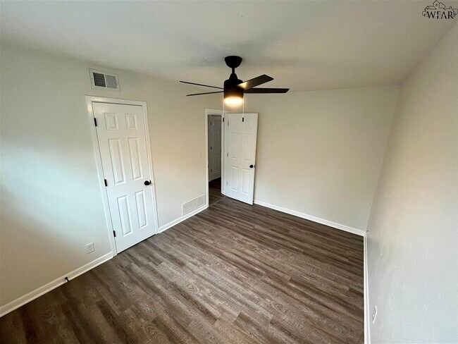Building Photo - 5133 Lakefront Dr