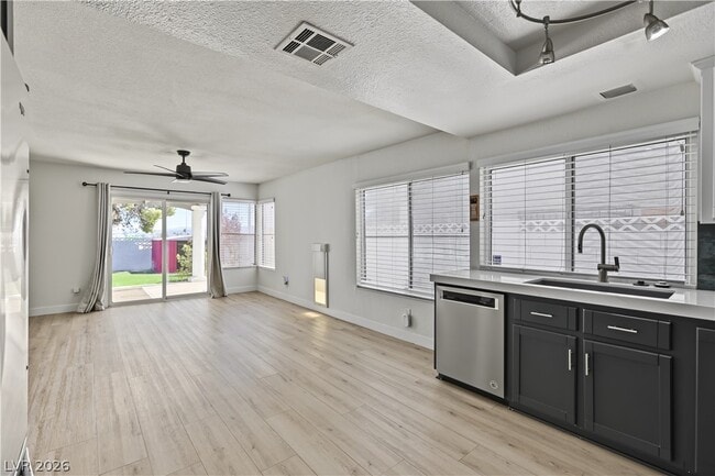 Building Photo - 4162 Ridgewood Ave