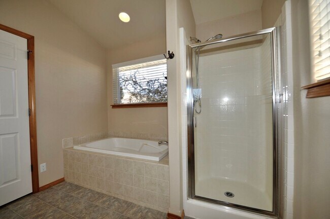 Building Photo - 3 bed 2 bath rancher with office