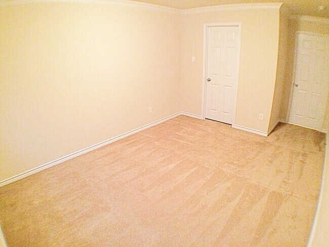 Building Photo - Newly Updated Expansive 5 Bedroom 3.5 Bath...