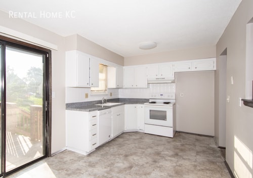 Building Photo - Roomy duplex w/ Finished Lower Level + Fen...