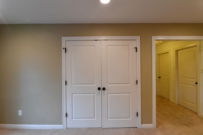 Building Photo - 106 Manlyn Dr